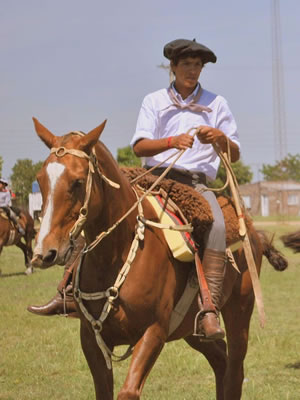 Gaucho argentino con la indumentaria típoca que fue difundida a fines de siglo XIX con su boina de origen vasco y «botas patrias»