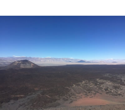 volcán Antofagasta Vista desde el volcán Antofagasta, a unos 16km de Antofagasta de la Sierra y el volcán que se ve enfrente es el Alumbrera, muy parecido al volcán Antofagasta.