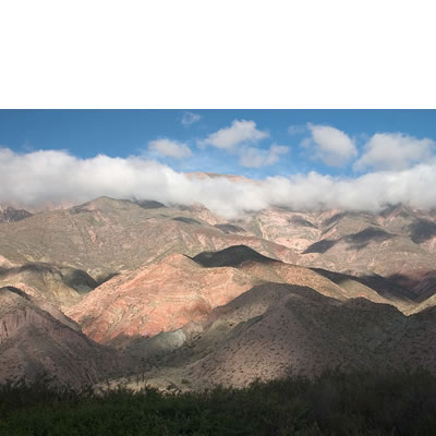 La Quebrada de Humahuaca, un profundo surco de origen tectónico-fluvial, considerado Patrimonio Mundial de la Humanidad.