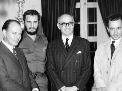 Fidel Castro de visita oficial en Buenos Aires, en mayo de 1959. En la foto de izquierda a derecha  Julio Aurelio Amoedo embajador argentino en Cuba , Fidel Castro , Arturo Frondizi y el ministro de relaciones exteriores Carlos Florit.