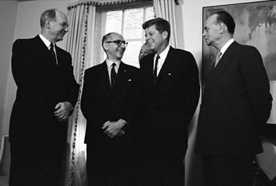 El presidente de Estados Unidos John F. Kennedy y el presidente Arturo Frondizi  asisten a una conferencia de desayuno en la Suite del Presidente en el Hotel Carlyle, Ciudad de Nueva York, Nueva York el 26 de septiembre de 1961