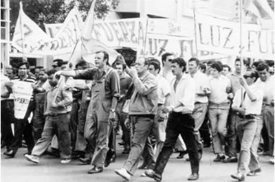 Agustín Tosco, al frente de una columna de su sindicato Luz y Fuerza.