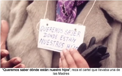 Esa oposición entre la alegría popular y el dolor personal no es algo que para las Madres ocurría en las calles. También sucedía en sus propias casas